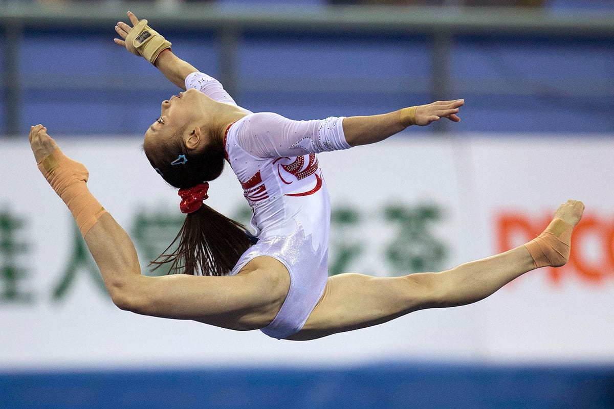 Kabaeva fue medallista olímpica y campeona mundial de gimnasia rítmica. En la foto Tan Jiaxin, de China, . (AP)