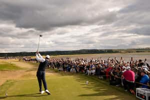 Tiger Woods de EE. UU. juega desde el hoyo 12 durante la primera ronda del campeonato de golf del Abierto Británico en el Old Course de St. Andrews, Escocia, el jueves 14 de julio de 2022. Foto AP /Gerald Herbert