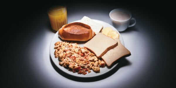 Los expertos señalan que no hay riesgo en el consumo adecuado de carbohidratos en la noche. 