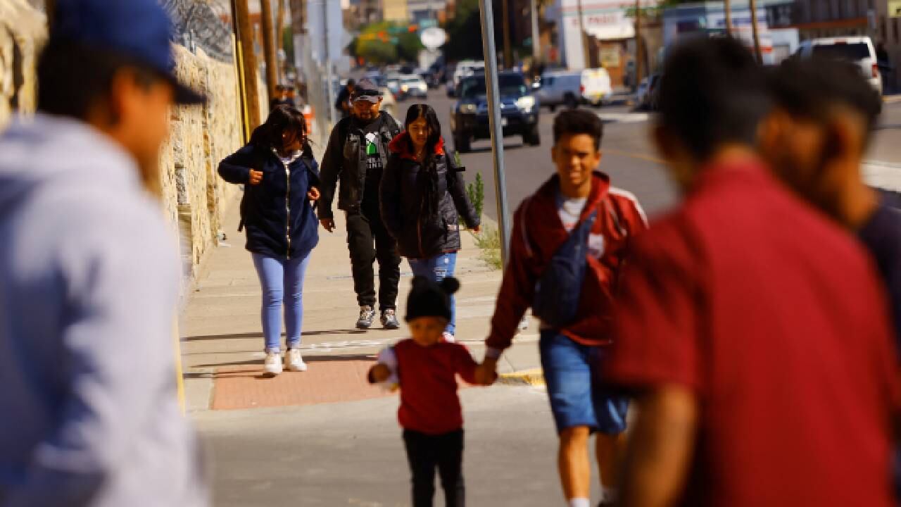 Migrantes que ingresaron ilegalmente a Estados Unidos y se encontraban en las calles de El Paso, caminan para entregarse voluntariamente en una estación de la Patrulla Fronteriza de EE. UU.