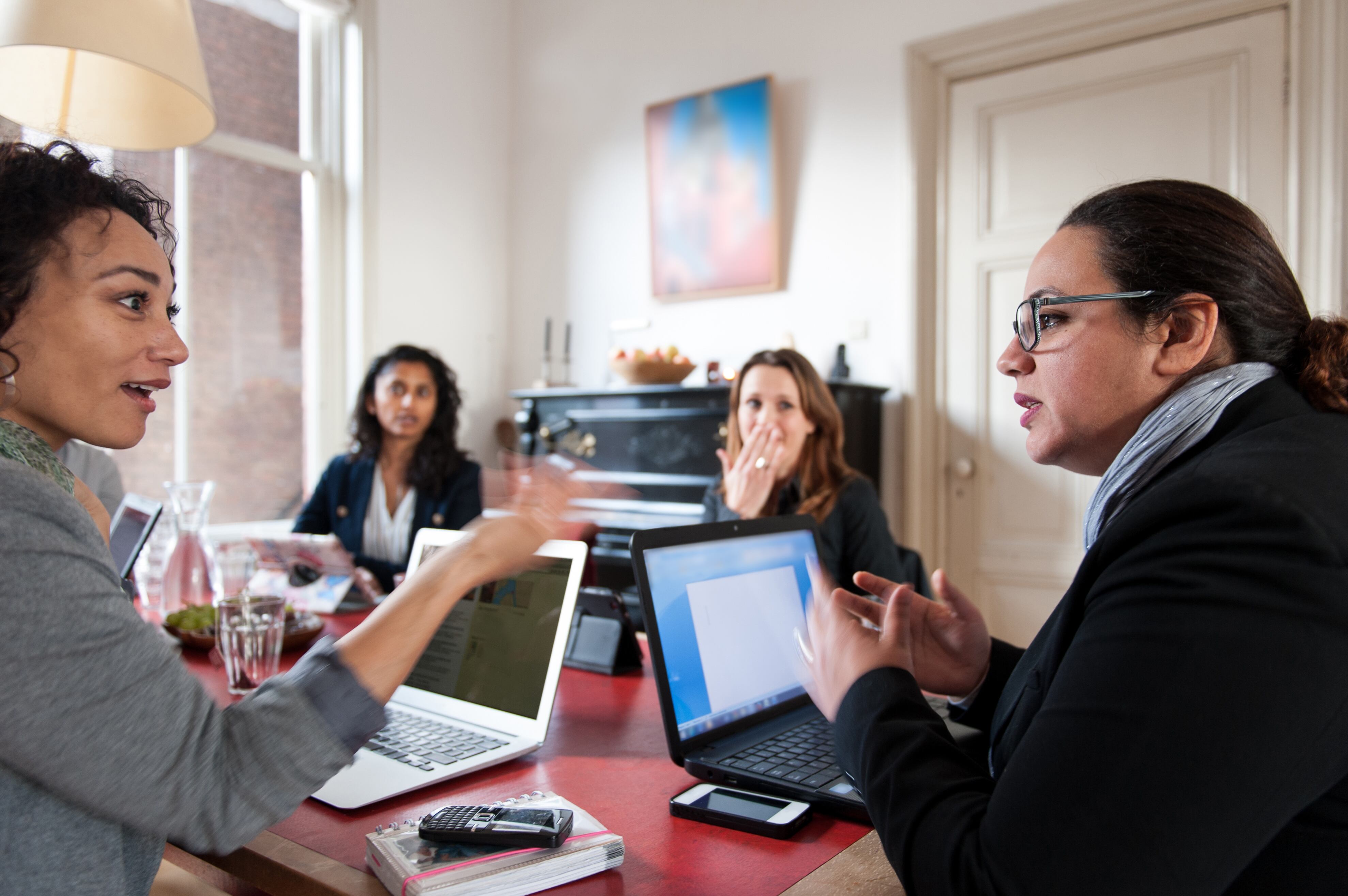 Grupo de personas hablando