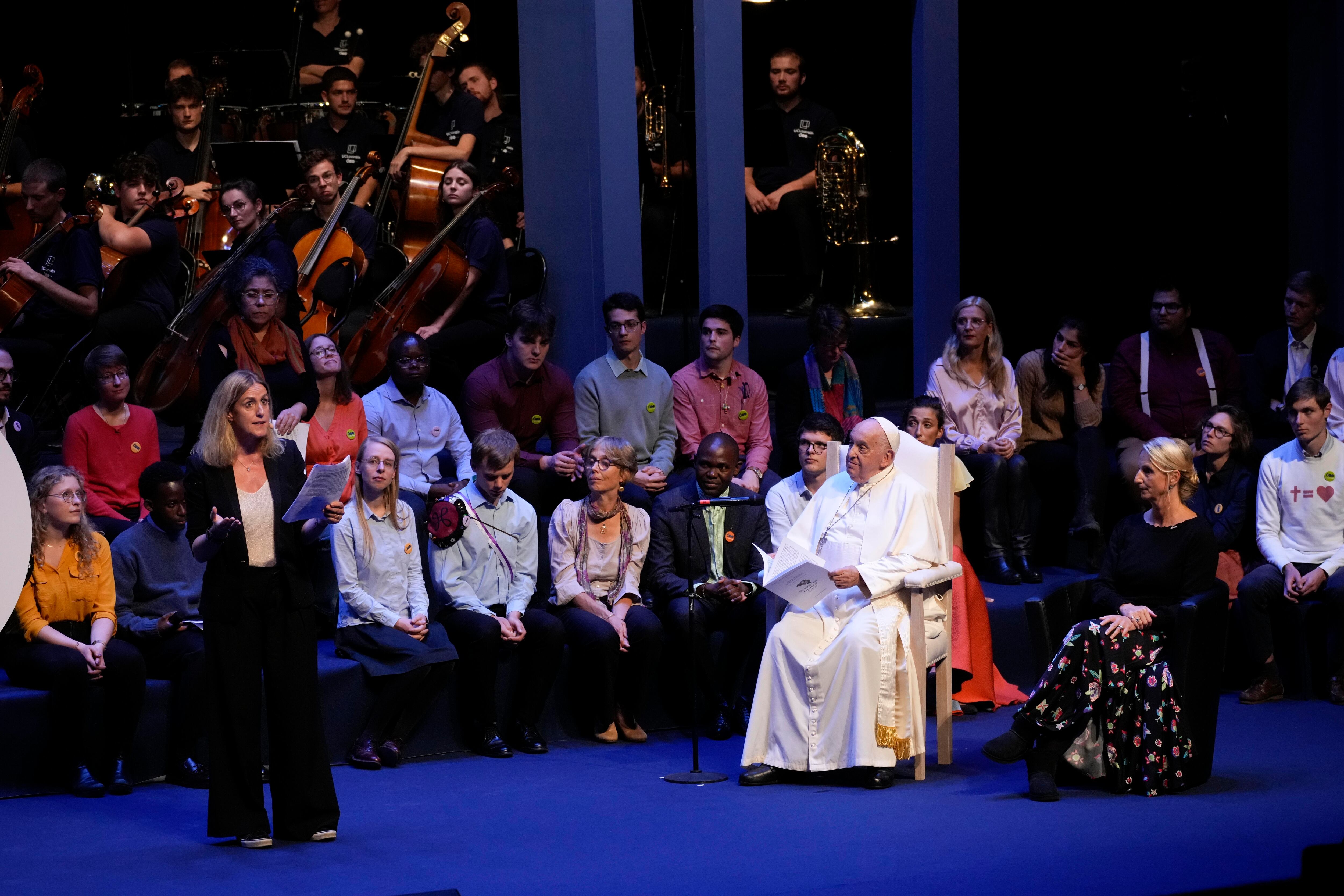 El papa Francisco, acompañado por la rectora de la Universidad Católica de Lovaina, Francoise Smets, escucha a Genevieve Damas durante una reunión con estudiantes, en  Ottignies-Louvain-la-Neuve, Bélgica, el sábado 28 de septiembre de 2024. (AP Foto/Andrew Medichini)