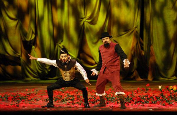 Ignacio García, quien dirige la obra, dice que en Black, el payaso, “el mundo de los titiriteros, de los artistas trashumantes, de los carromatos del circo y del teatro, aparecen para hablarnos de nosotros mismos, de nuestras dudas e ilusiones reales, de las verdades y mentiras de la vida”. 