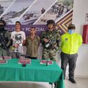 Estos sujetos tenían en su poder un arma de fuego y una granada.