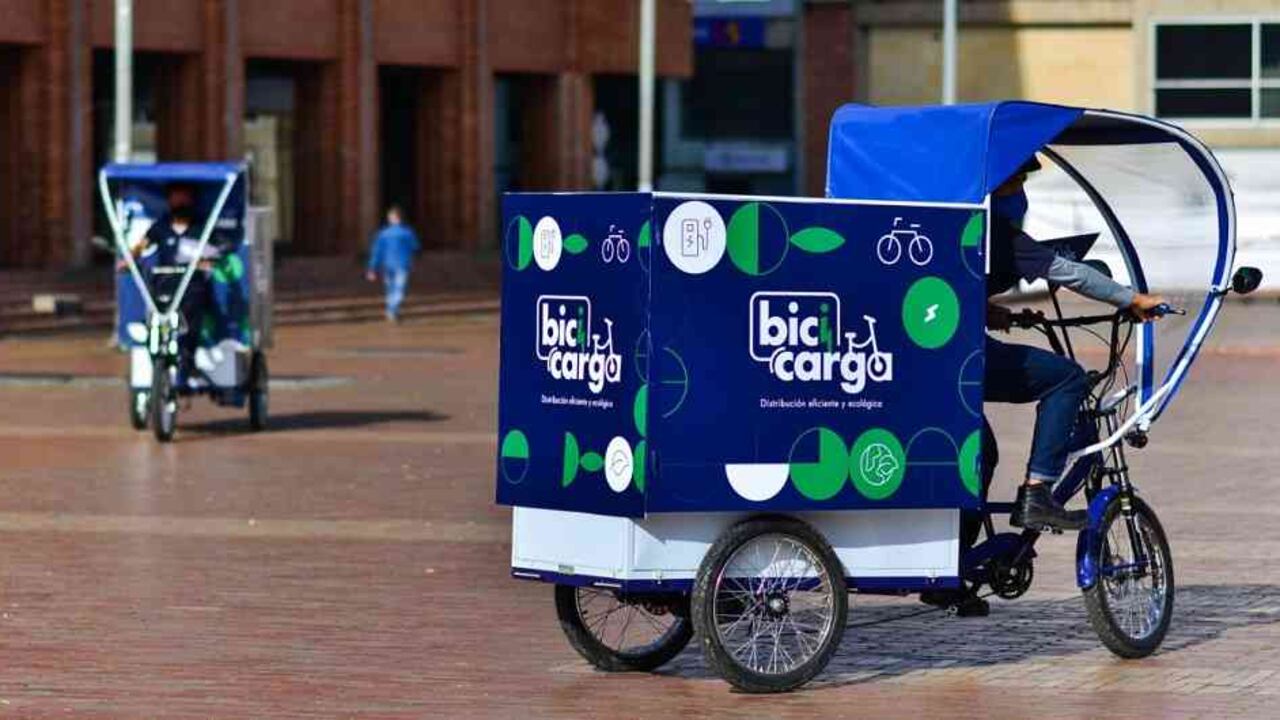 Bogotá inicia piloto para distribución de mercancías en bicicletas eléctricas.