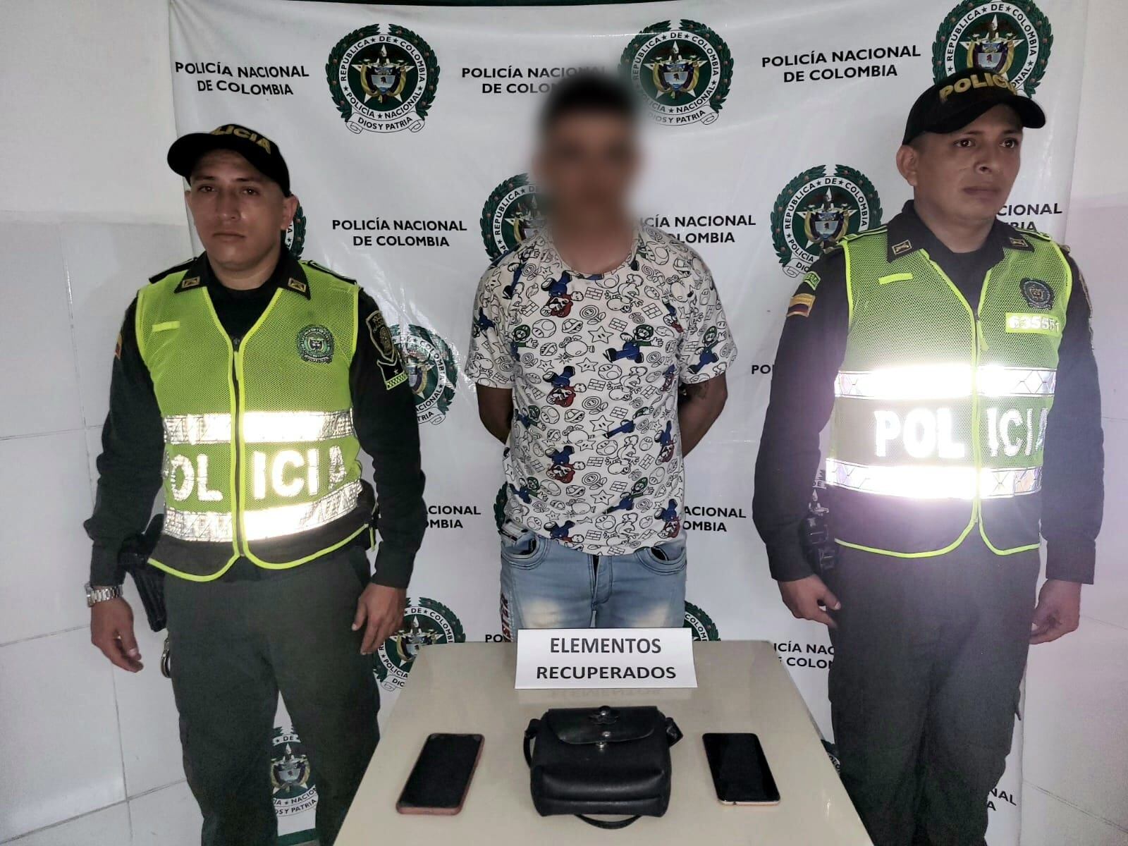 Los integrantes del Modelo Nacional de Vigilancia Comunitaria por Cuadrantes le devolvieron a la afectada su bolso y los dos celulares que le habían robado