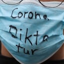 Un hombre con una máscara facial que dice "dictadura del coronavirus" en Fráncfort del Meno, en el oeste de Alemania, en una protesta contra las restricciones impuestas para combatir la pandemia del covid-19.