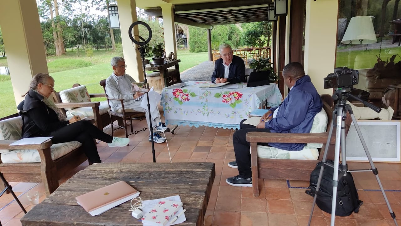 Encuentro entre Uribe y el padre De Roux