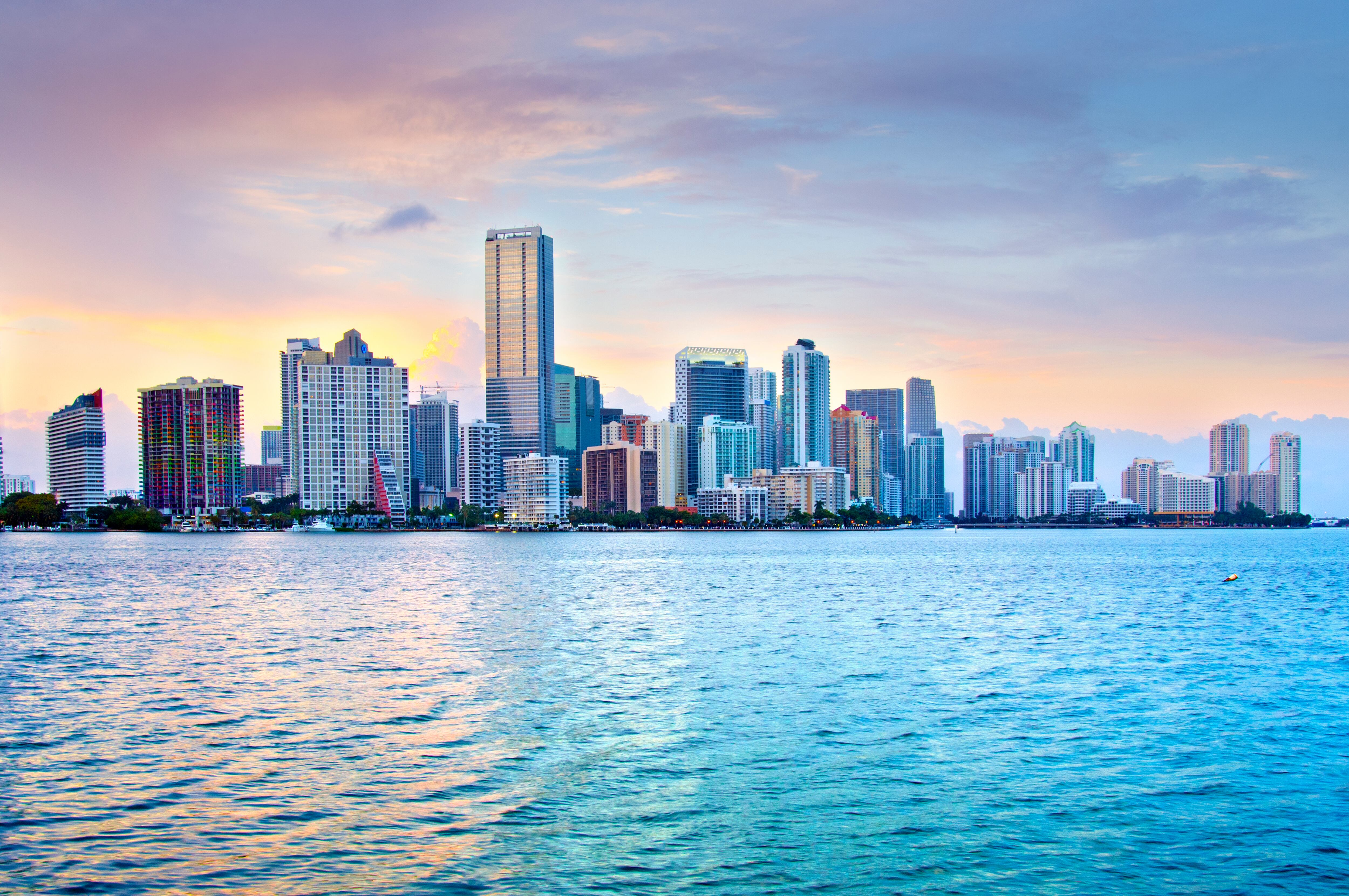 Brickell es uno de los distritos financieros más grandes de los Estados Unidos y también tiene muchos condominios residenciales de gran altura y torres de apartamentos.