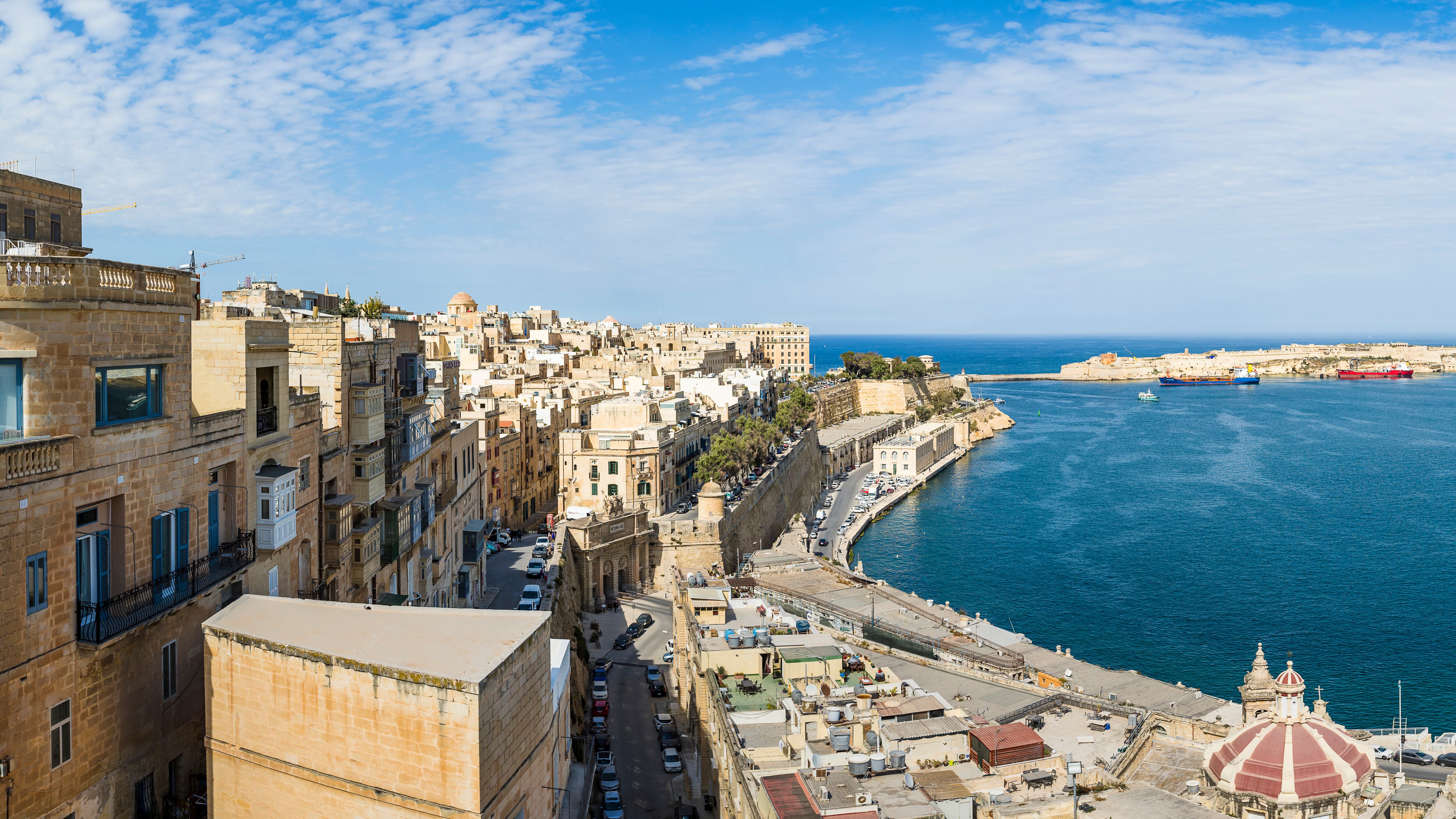 Un panorama de múltiples imágenes del paseo marítimo de La Valeta y la entrada del Gran Puerto de La Valeta en Malta.