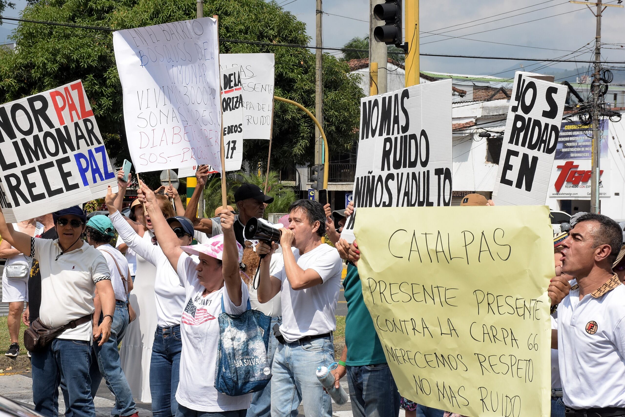 Plantón vecinos carpa la 66