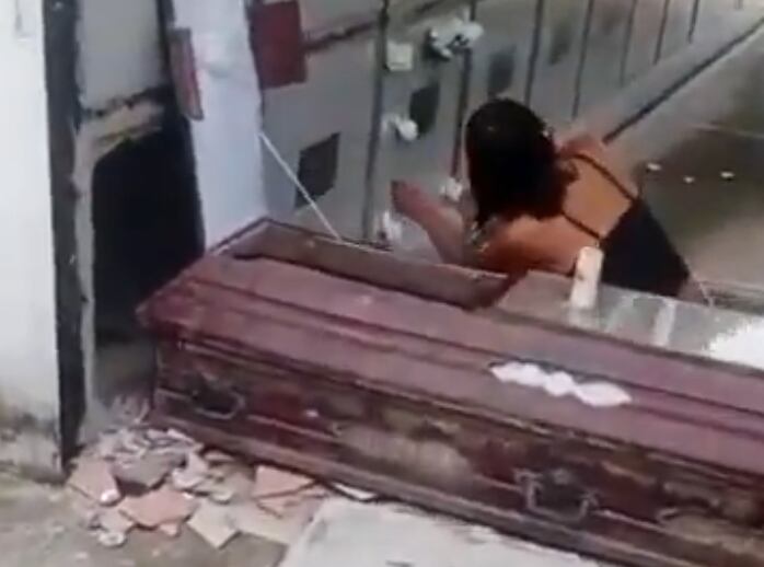 La mujer tras profanar la tumba en el cementerio de Landázuri, Santander.