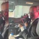 El embajador apunta a un compañero con un rifle en forma de broma