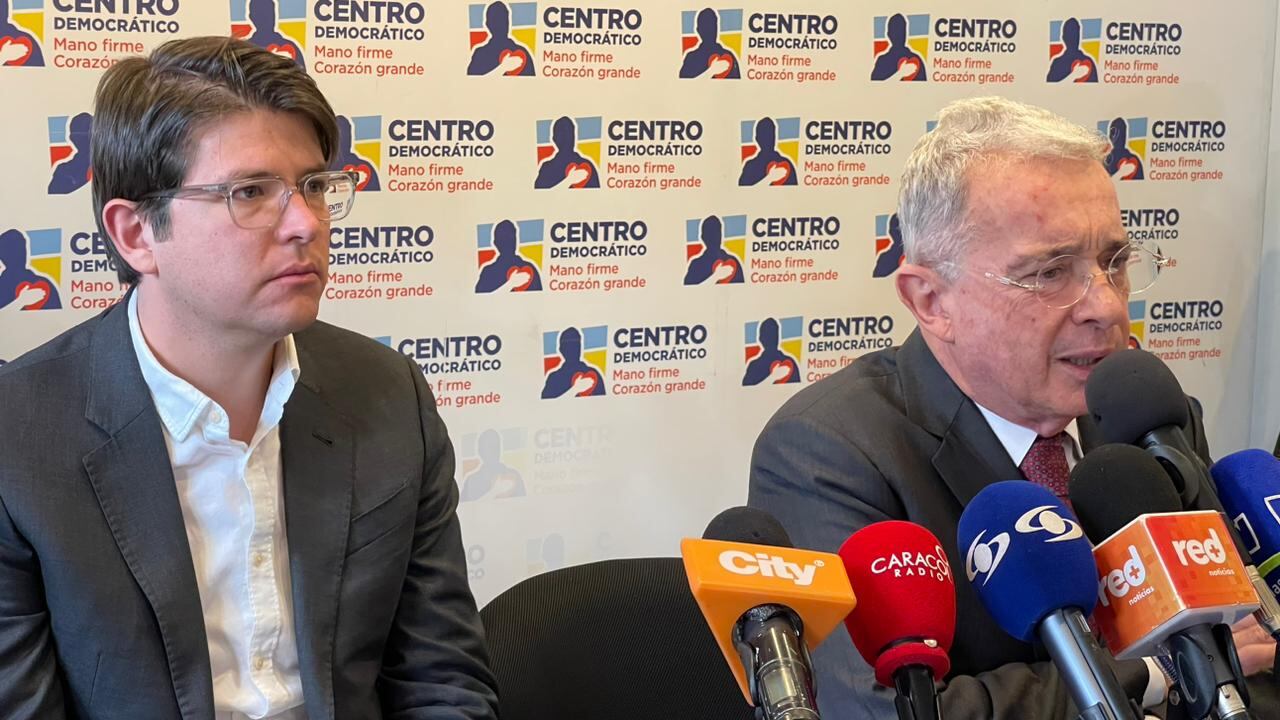 El senador Miguel Uribe y el expresidente Álvaro Uribe, entregando detalles de la reunión con el presidente Gustavo Petro.