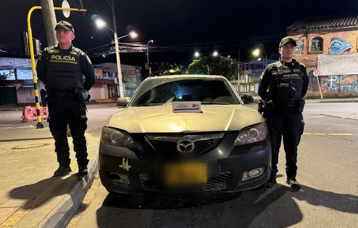La Policía frustró el hurto de un vehículo en Bogotá. Tres personas fueron capturadas.