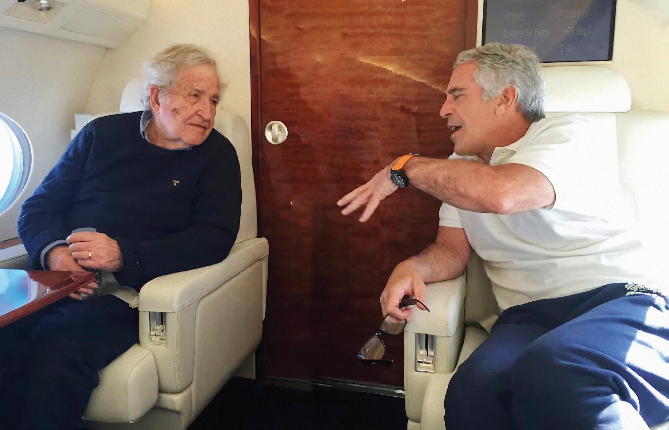 Noam Chomsky, el padre de la lingüística moderna, era muy íntimo de Epstein y le aconsejó cómo lidiar con “la horrible manera en que estás siendo tratado por la prensa y el público”, refiriéndose a sus crímenes.