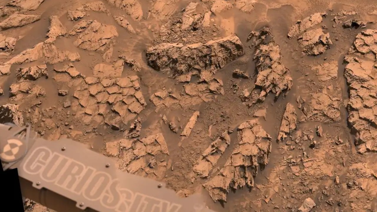 El róver Curiosity capturó miles de rocas con patrones poligonales en las laderas del Monte Sharp.