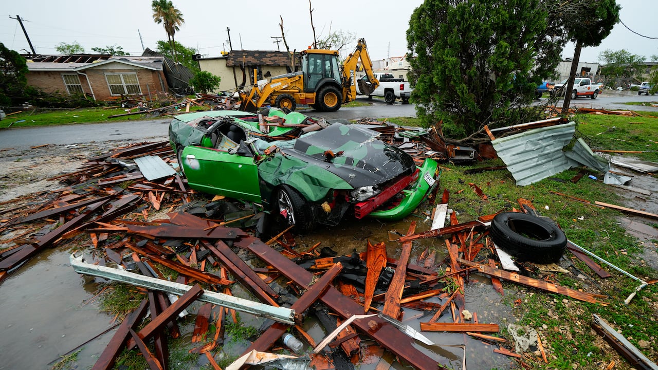 Escombros después de que un tornado azotara el sábado 13 de mayo de 2023, en la comunidad no incorporada de Laguna Heights, Texas. (AP Foto/Julio Cortez)