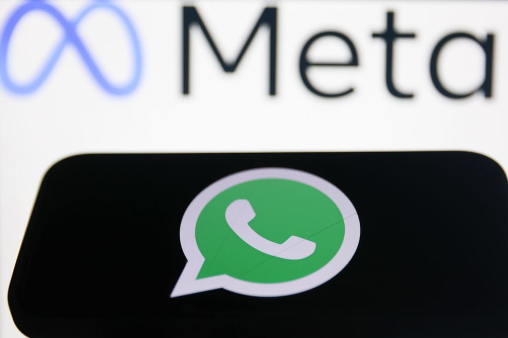 Con la reciente actualización de Meta AI, los usuarios de WhatsApp podrán comunicarse con sus artistas preferidos, utilizando notas de voz y recibiendo respuestas habladas de sus celebridades favoritas.