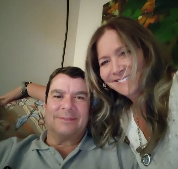 Su esposo consiguió una mejor oferta laboral en el territorio norteamericano, el cual los llevó a establecer su residencia en dicho lugar.