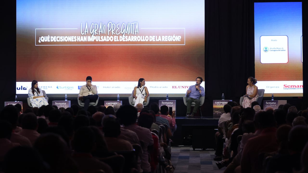 De izquierda a derecha: Natalia Gil Betancourt, líder de Investigación del Grupo Puerto de Cartagena; Juan Camilo Oliveros, director ejecutivo del Consejo Gremial de Bolívar; Carolina Rosales González, directora ejecutiva de Invest in Cartagena y Bolívar; Daniel Mitchell Restrepo, presidente de la Asociación Colombiana de Industrias Plásticas (Acoplásticos) y Laura Charry, editora central de SEMANA.