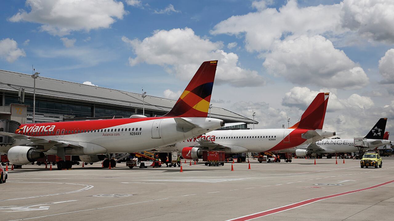 Cerca de 20.000 empleados de Avianca se bajaron el salario en 50 por ciento para mantener a flote la empresa durante la pandemia. La nómina pasó de 50 a 20 millones de dólares.