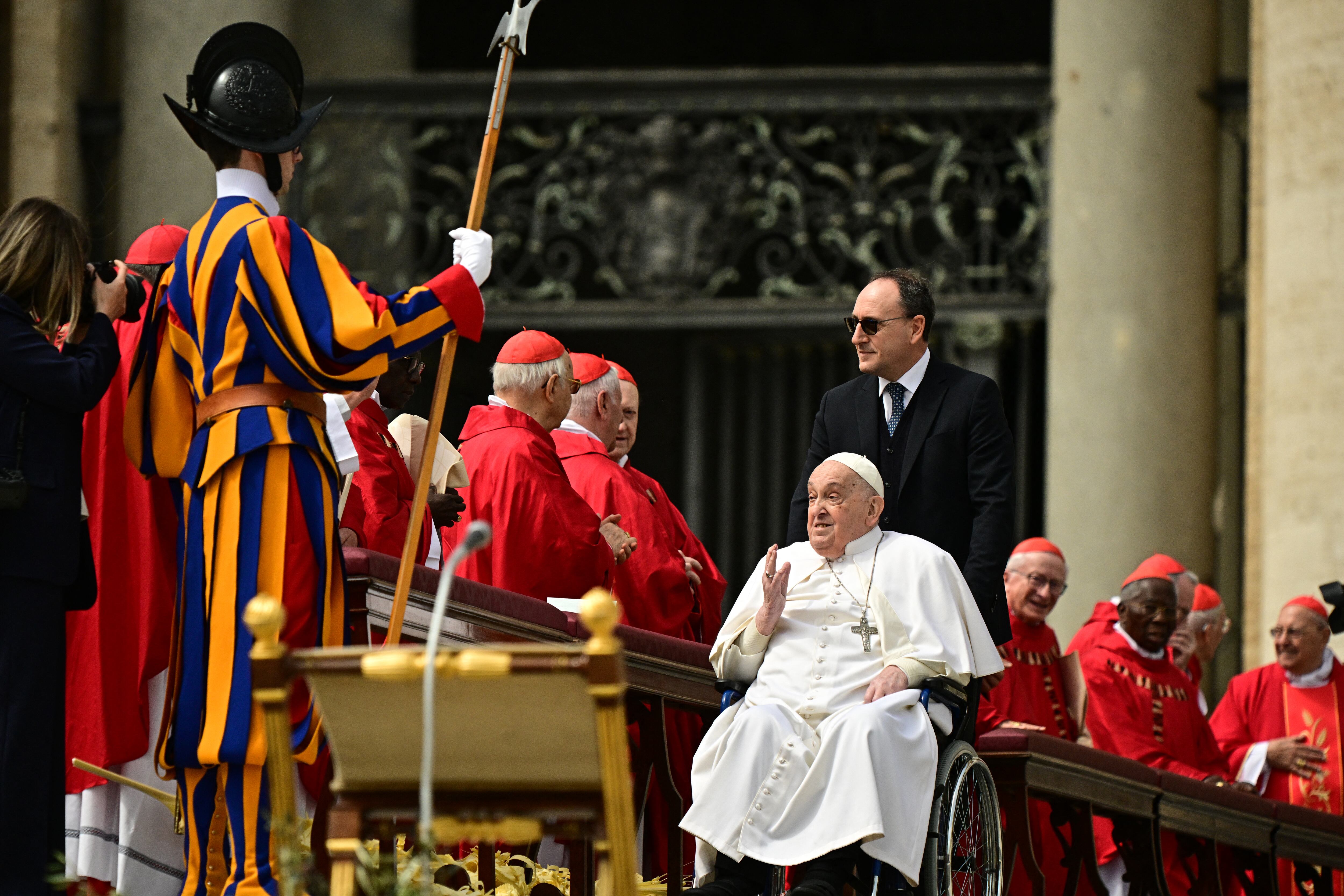 Los cardenales también fueron saludados y bendecidos.