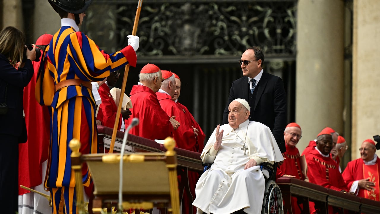 En el plano administrativo, el papa retomó progresivamente su agenda con reuniones breves.