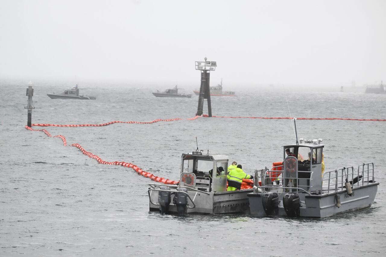 Embarcaciones de la Marina de Estados Unidos trabajan frente a la costa de Shelter Island, luego de que un avión de la Marina se estrelló en la bahía de San Diego, el miércoles 12 de febrero de 2025. (AP Foto/Denis Poroy)