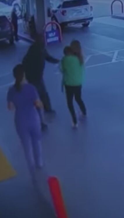 La mujer desesperada busca la ayuda de algún agente de seguridad ante la asfixia de su bebé