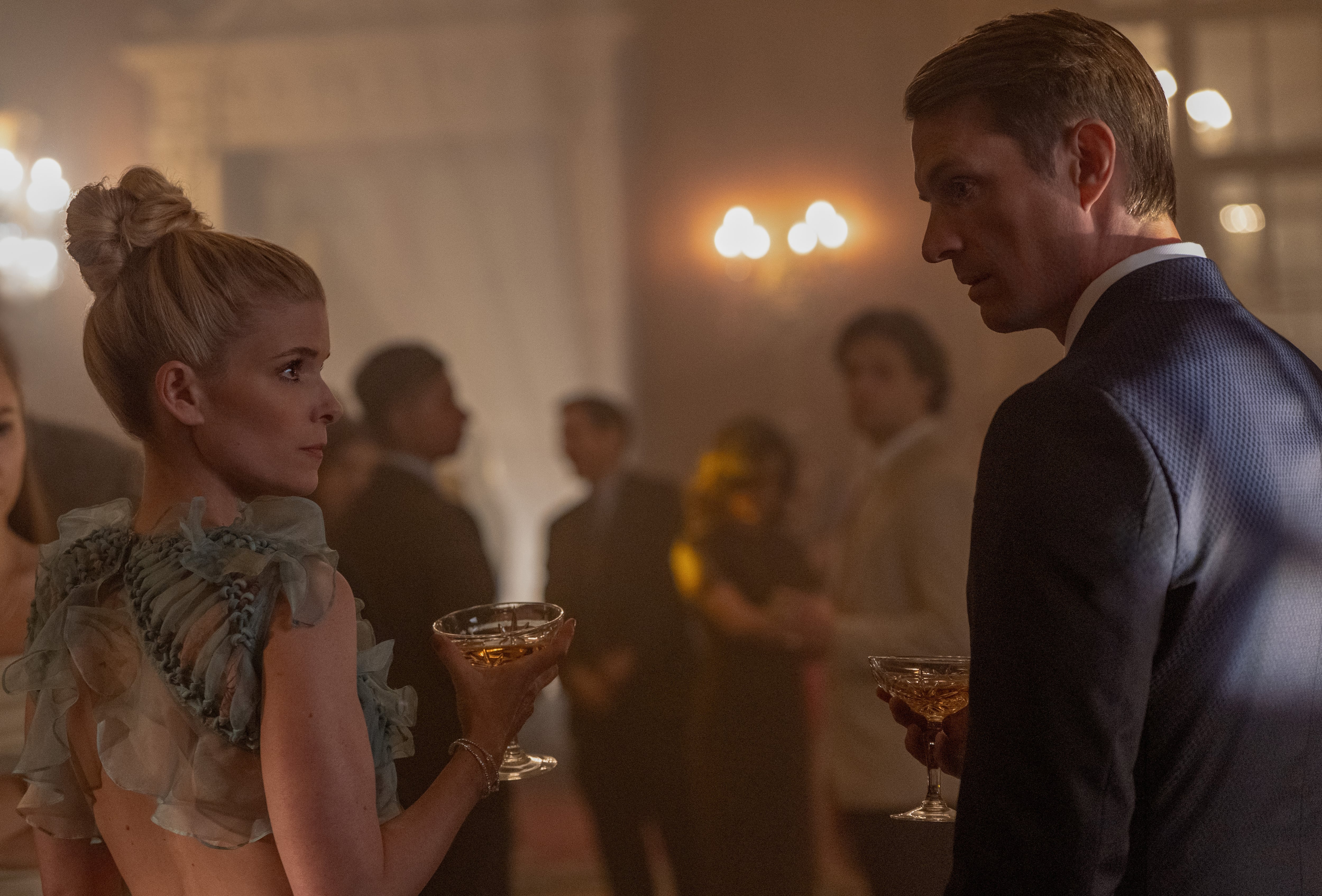 Kate Mara y Joel Kinnaman en 'Imperfect Women'.