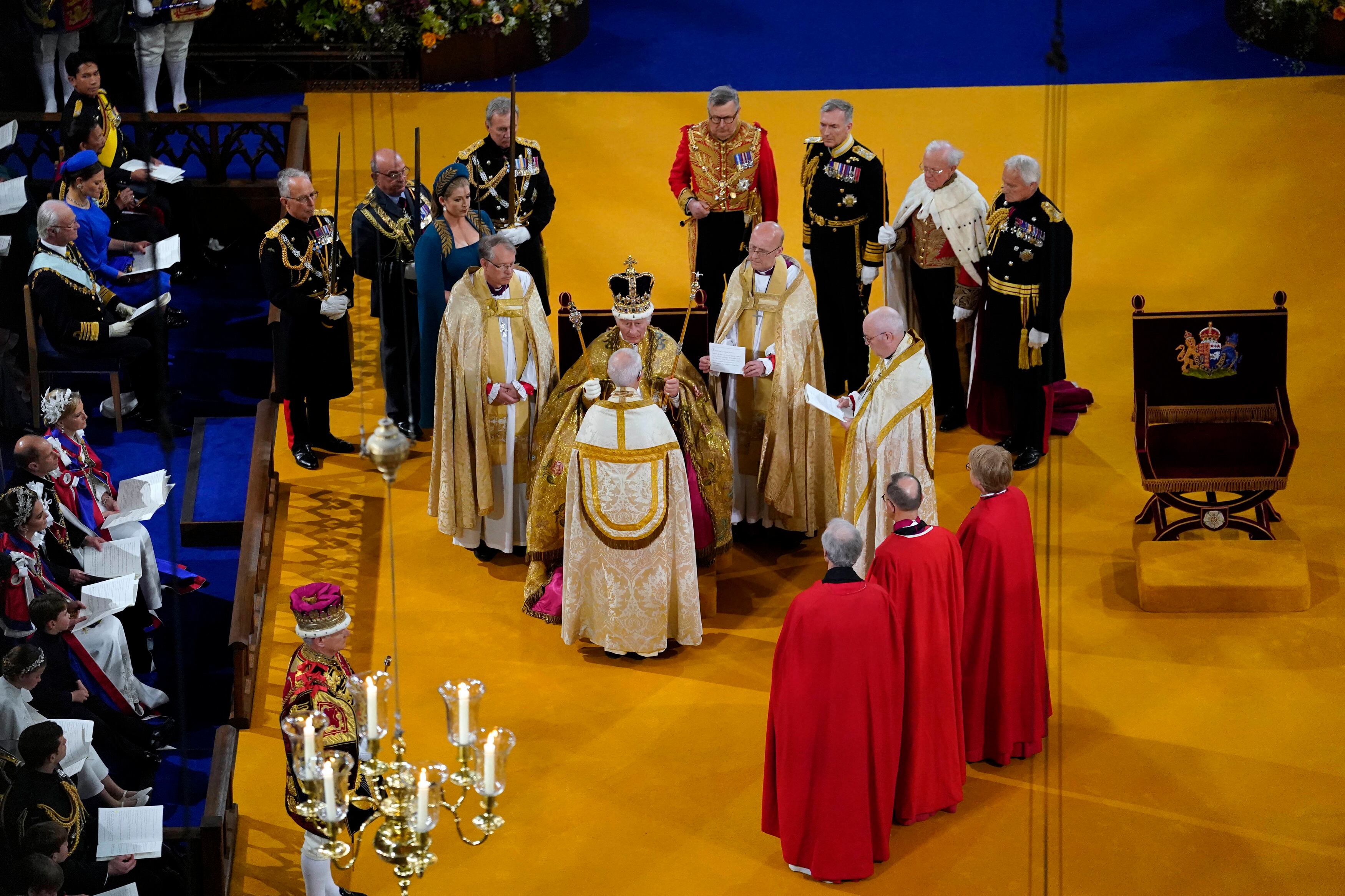 El rey Carlos III recibe la corona de San Eduardo durante su coronación, en la Abadía de Westminster, en Londres, el sábado 6 de mayo de 2023.