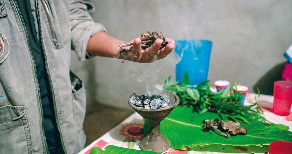 Siempre está el peligro que que, en el afán de vivir estas experiencias, se pierda el respeto por la sacralidad de las plantas que las pueden producir.