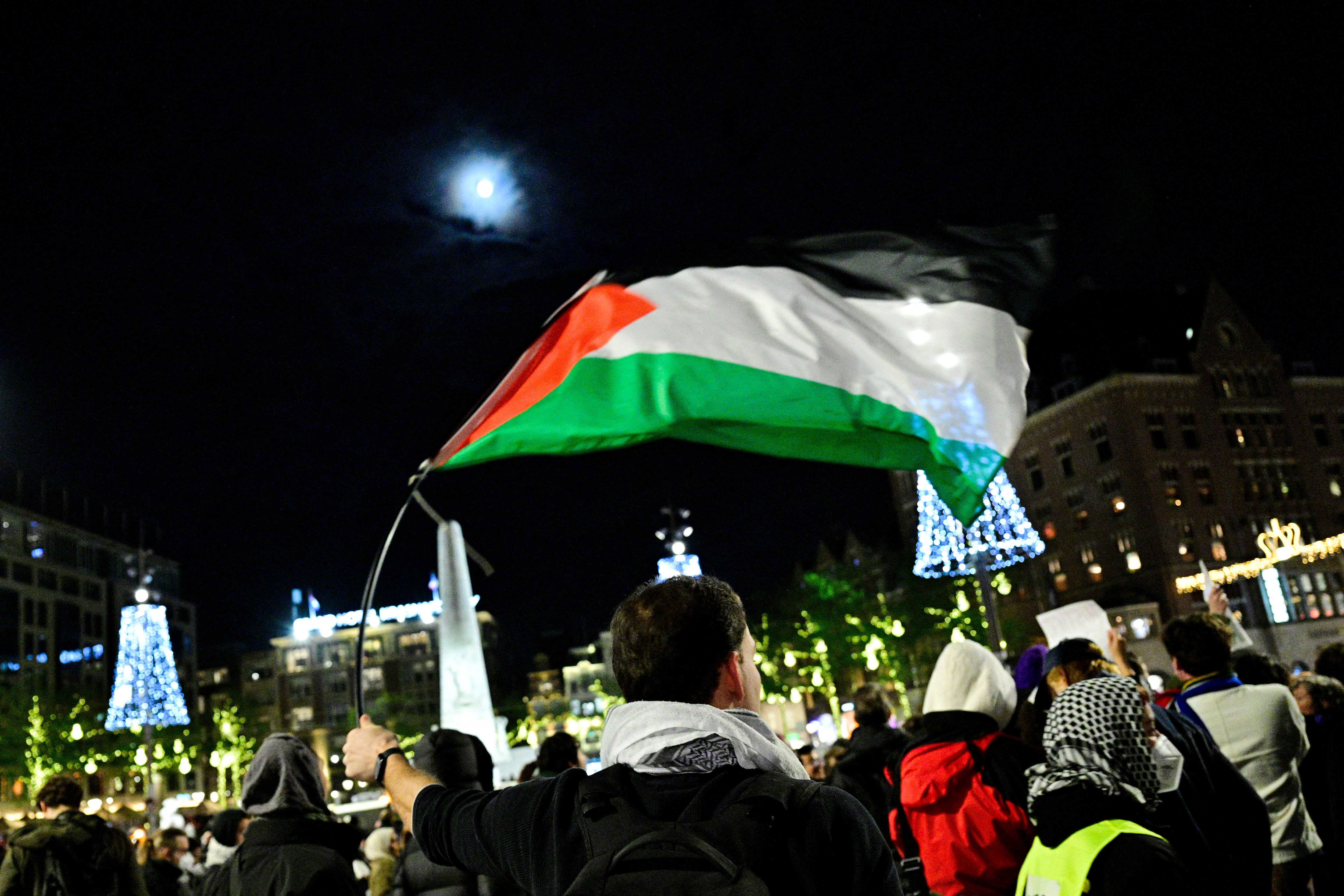 Un manifestante ondea una bandera palestina durante una manifestación pro-palestina no autorizada en la Plaza Dam de Ámsterdam el 13 de noviembre de 2024. Los parlamentarios holandeses se enfrentaron el 13 de noviembre de 2024 en un acalorado debate para discutir los ataques a los aficionados israelíes después de un partido de fútbol la semana pasada. , con algunos legisladores señalando con el dedo y otros instando a la unidad. (Foto de Nick Gammon / AFP)