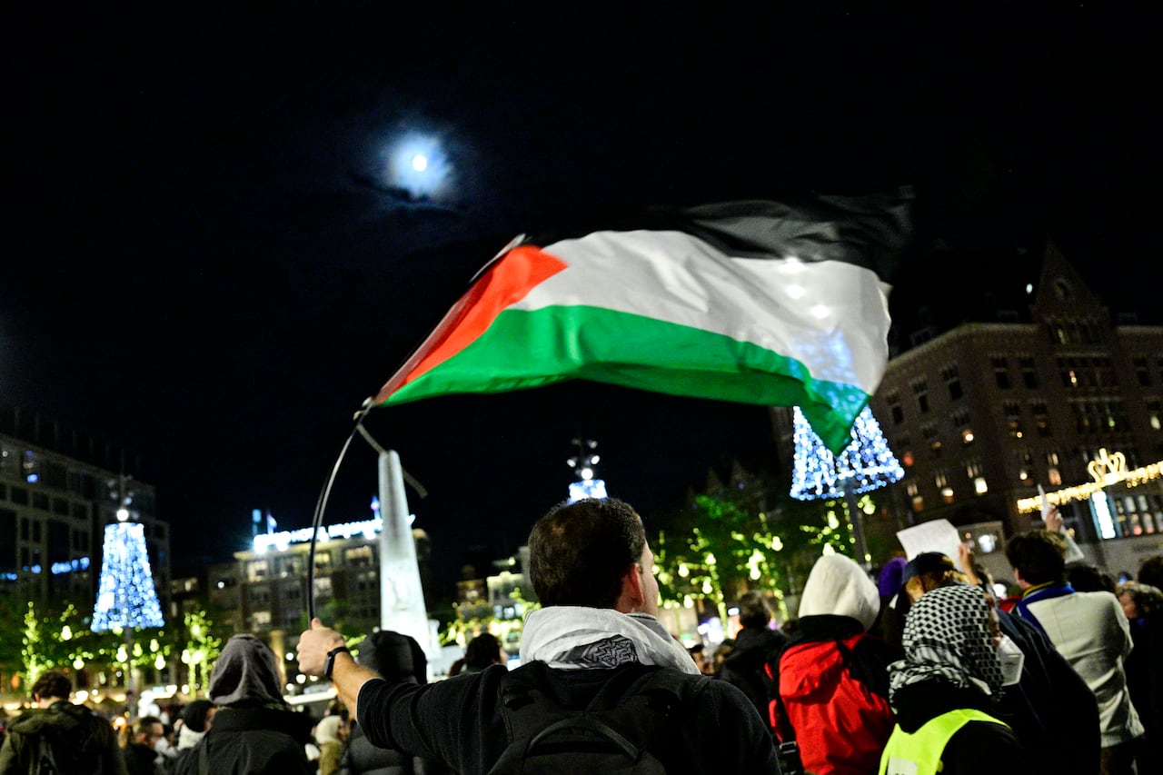 Un manifestante ondea una bandera palestina durante una manifestación pro-palestina no autorizada en la Plaza Dam de Ámsterdam el 13 de noviembre de 2024. Los parlamentarios holandeses se enfrentaron el 13 de noviembre de 2024 en un acalorado debate para discutir los ataques a los aficionados israelíes después de un partido de fútbol la semana pasada. , con algunos legisladores señalando con el dedo y otros instando a la unidad. (Foto de Nick Gammon / AFP)