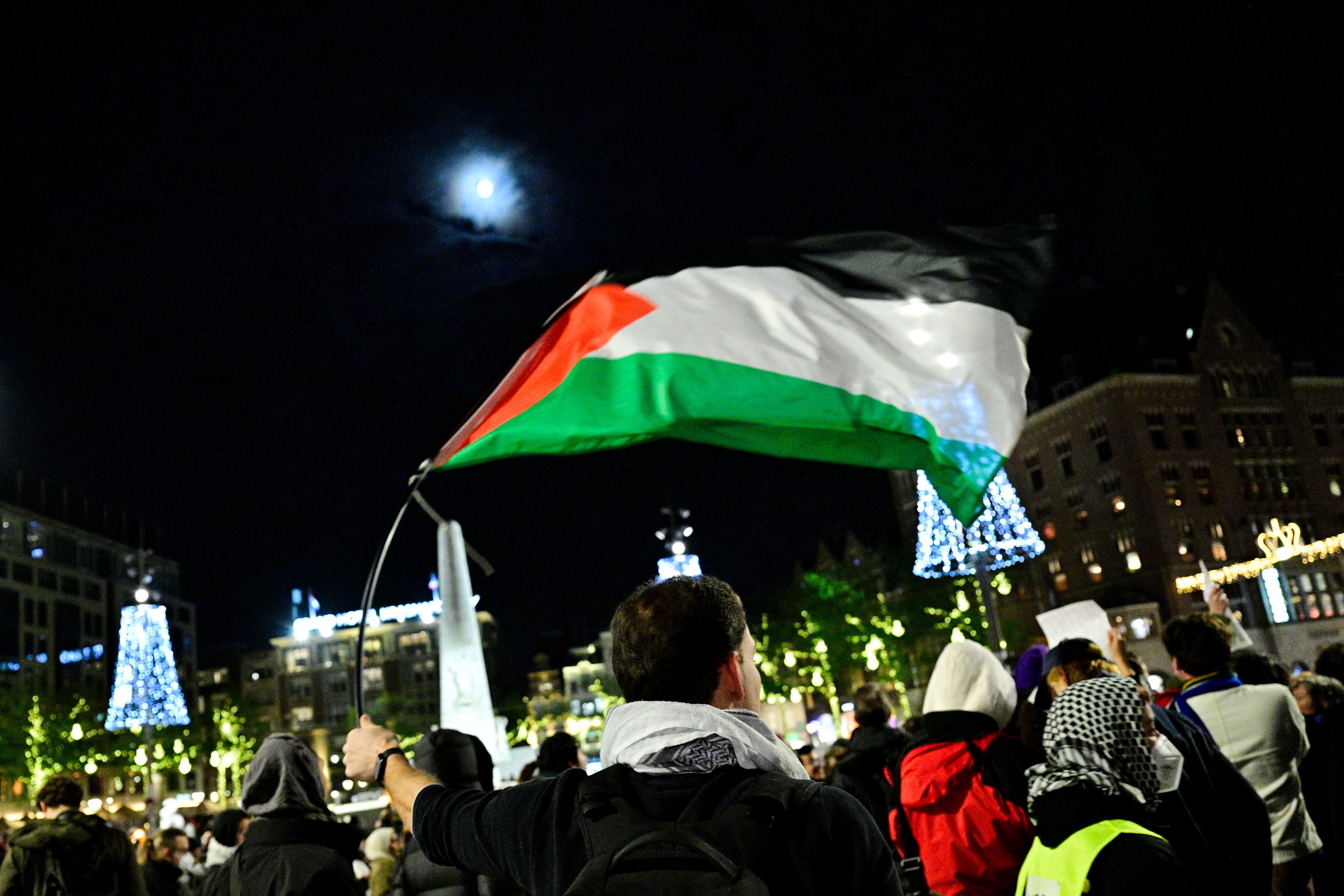 Un manifestante ondea una bandera palestina durante una manifestación pro-palestina no autorizada en la Plaza Dam de Ámsterdam el 13 de noviembre de 2024. Los parlamentarios holandeses se enfrentaron el 13 de noviembre de 2024 en un acalorado debate para discutir los ataques a los aficionados israelíes después de un partido de fútbol la semana pasada. , con algunos legisladores señalando con el dedo y otros instando a la unidad. (Foto de Nick Gammon / AFP)