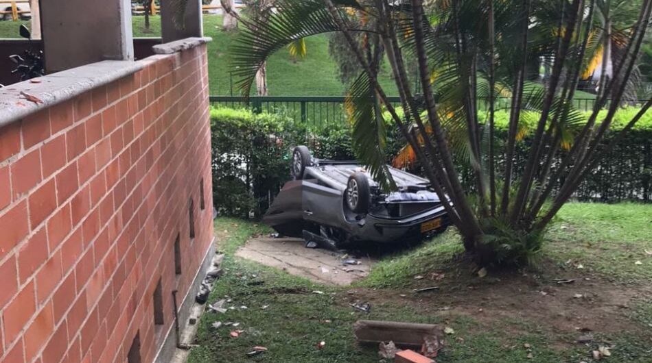 Vehículo cayó desde el tercer piso de un parqueadero en Medellín.