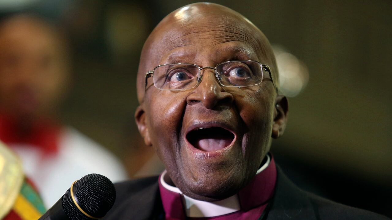 ARCHIVO - En esta foto de archivo de julio de 2016, el arzobispo anglicano Desmond Tutu festeja 40 años de ministerio episcopal en una misa de acción de gracias en la Catedral de Santa María en Johannesburgo. El héroe de la lucha contra el apartheid cumple 90 años, y la aparición de leyendas racistas sobre un retrato suyo pone de manifiesto su relevancia en la lucha por la igualdad. (AP Foto/Denis Farrell, File)