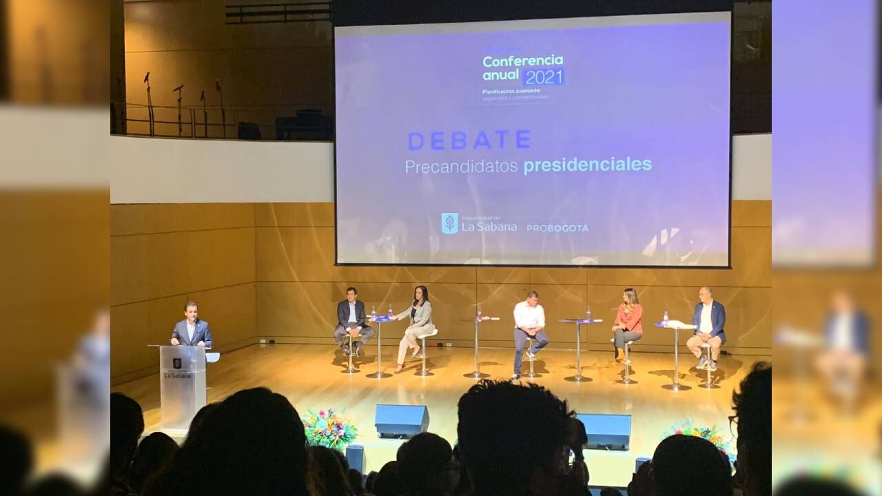En la Universidad de la Sabana se realizó un debate entre los precandidatos, María Fernanda Cabal, Juan Carlos Echeverry, Paloma Valencia, John Milton Rodríguez y Rodrígo Lara. Foto Twitter @unisabana.