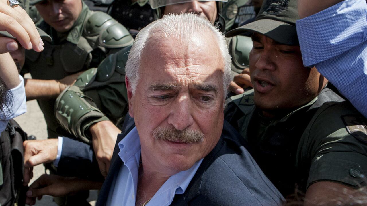 El expresidente de Colombia Andrés Pastrana es rodeado por miembros de la Guardia Nacional Bolivariana cuando trataba de ingresar a la cárcel militar de Ramo Verde en las afueras de Caracas.