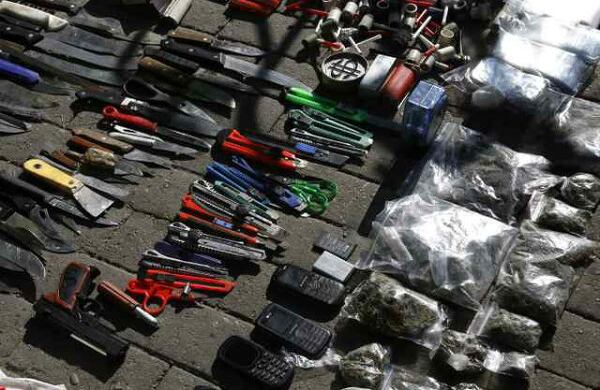 Decenas de armas blancas, un fusil AK-47, una subametralladora, proveedores, balas, pistolas con silenciador y cuatro granadas fueron incautadas por las autoridades.
