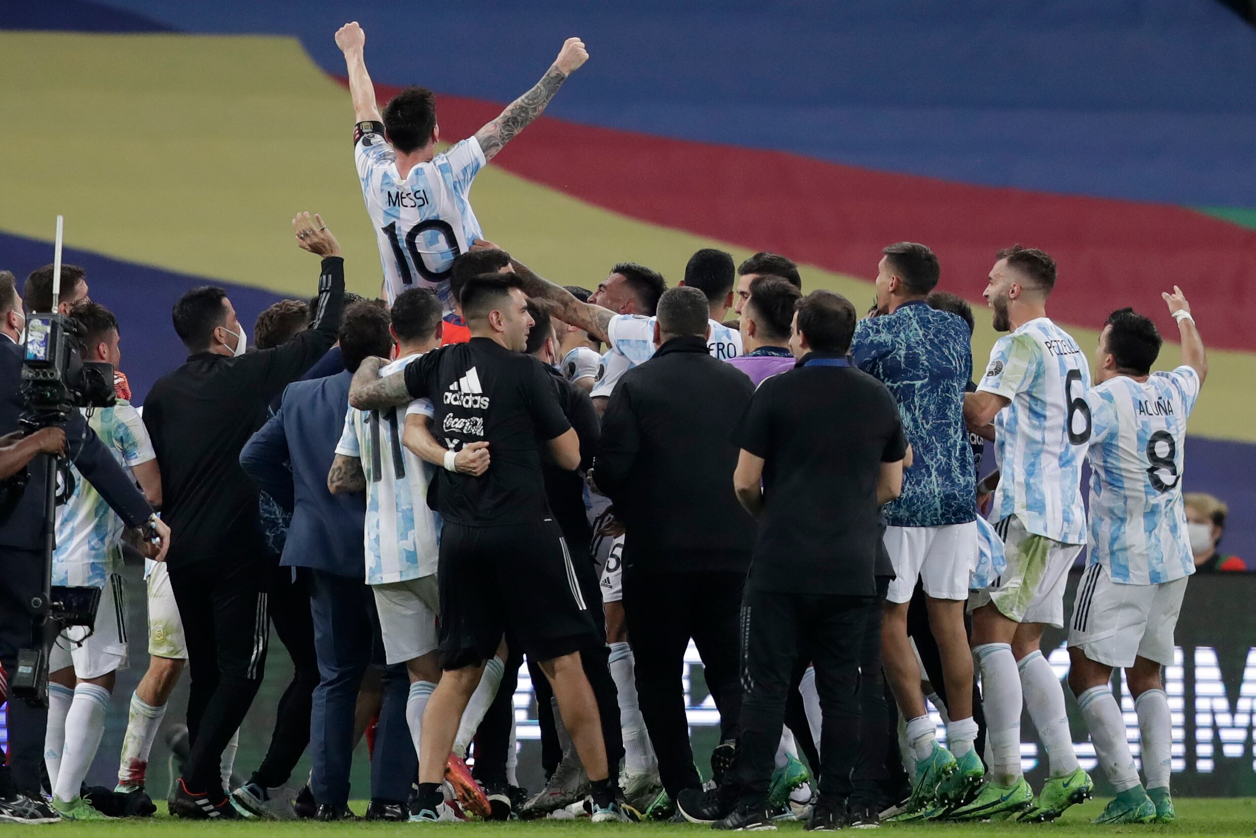 Messi celebra con la selección de Argentina su triunfo en la Copa América, AP (AP Photo/Andre Penner)
