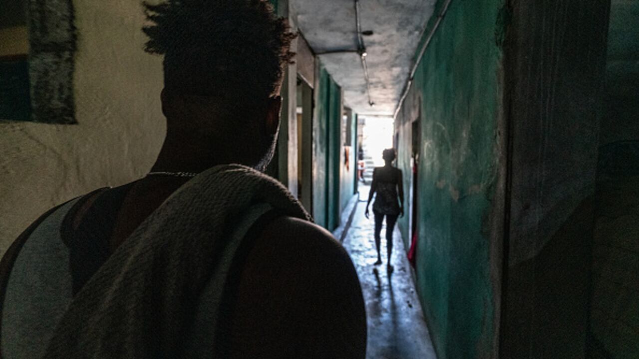 Un residente desplazado camina por un pasillo de una antigua escuela convertida en refugio después de haber huido de su casa hace apenas unos días mientras las pandillas extendían su territorio el 12 de septiembre de 2023 en Puerto Príncipe. (Foto de Giles Clarke/Getty Images)