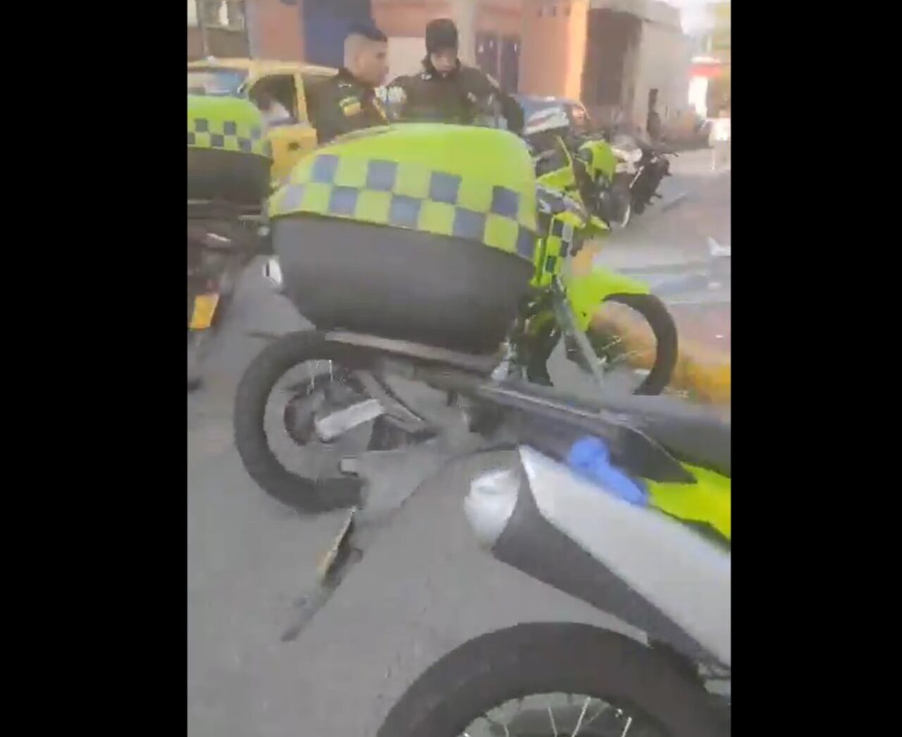 El comandante de la Policía de Bucaramanga, el coronel Henry Bello, dijo que “comienza la persecución y son interceptados en una esquina del barrio Comuneros. En ese instante estas personas omiten el pare que le hace la patrulla y es por eso por lo que uno de los uniformados saca su arma de dotación para evitar que fueran atacados”.