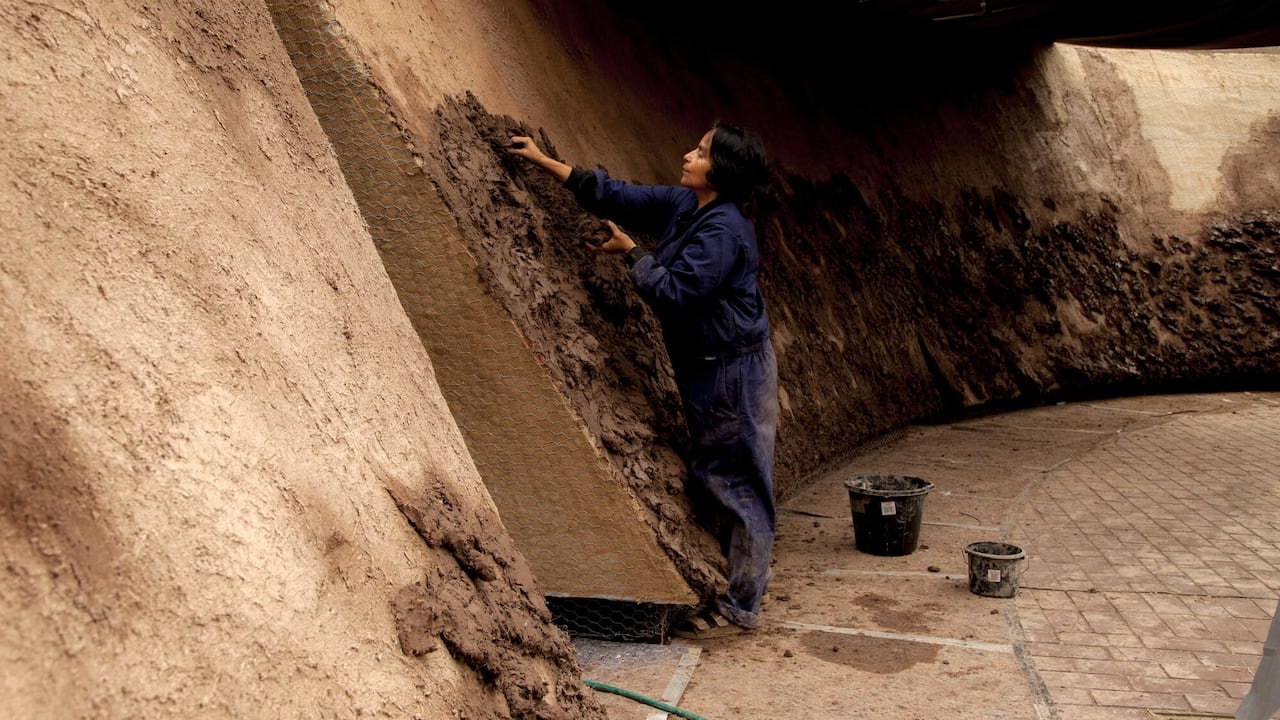 'Origo' reúne materiales orgánicos como tierra, arcilla, fibras, pigmentos naturales y especias.