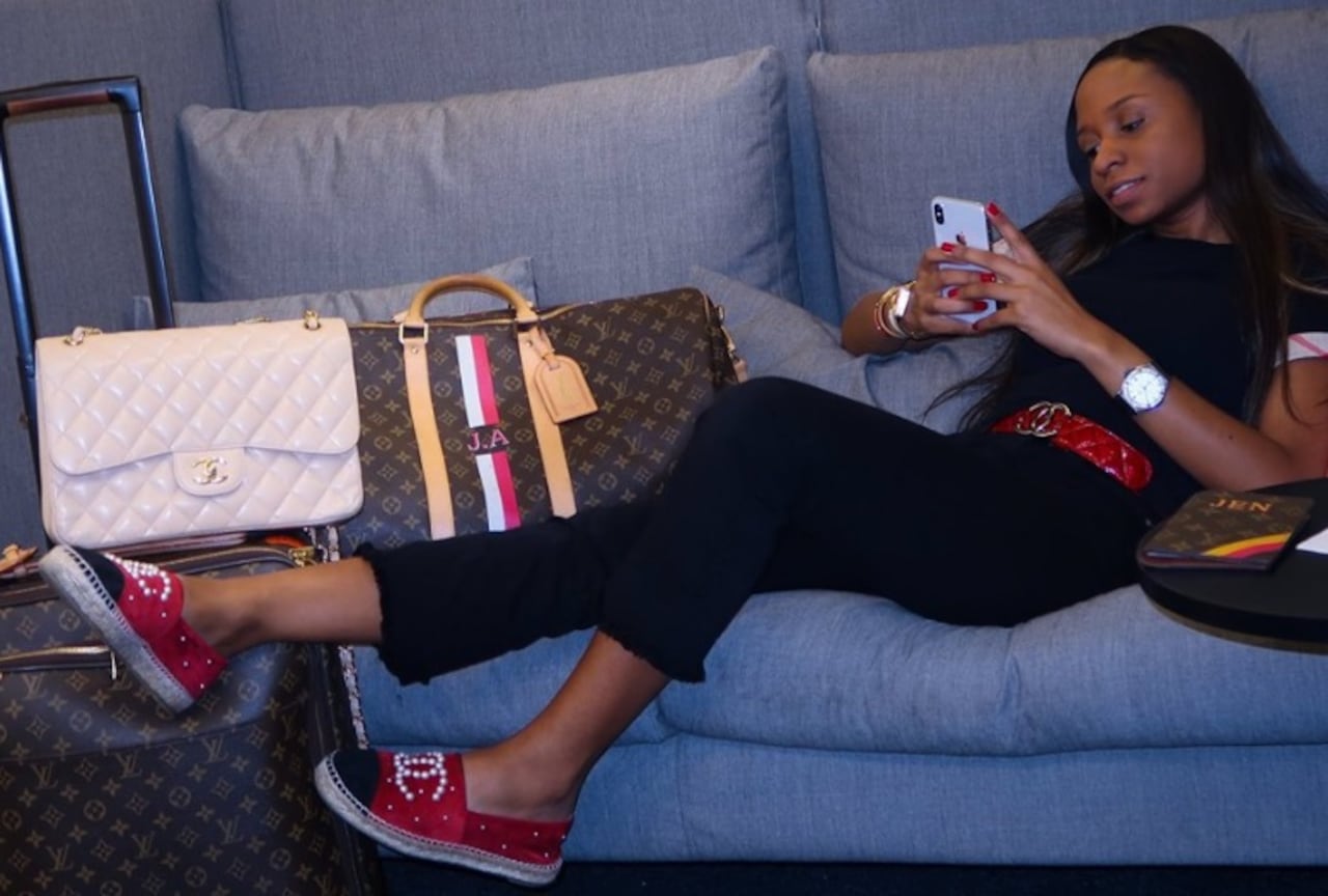 Jenny Ambuila, presumiendo sus bolsos Louis Vuitton y sus alpargatas Coco Chanel.