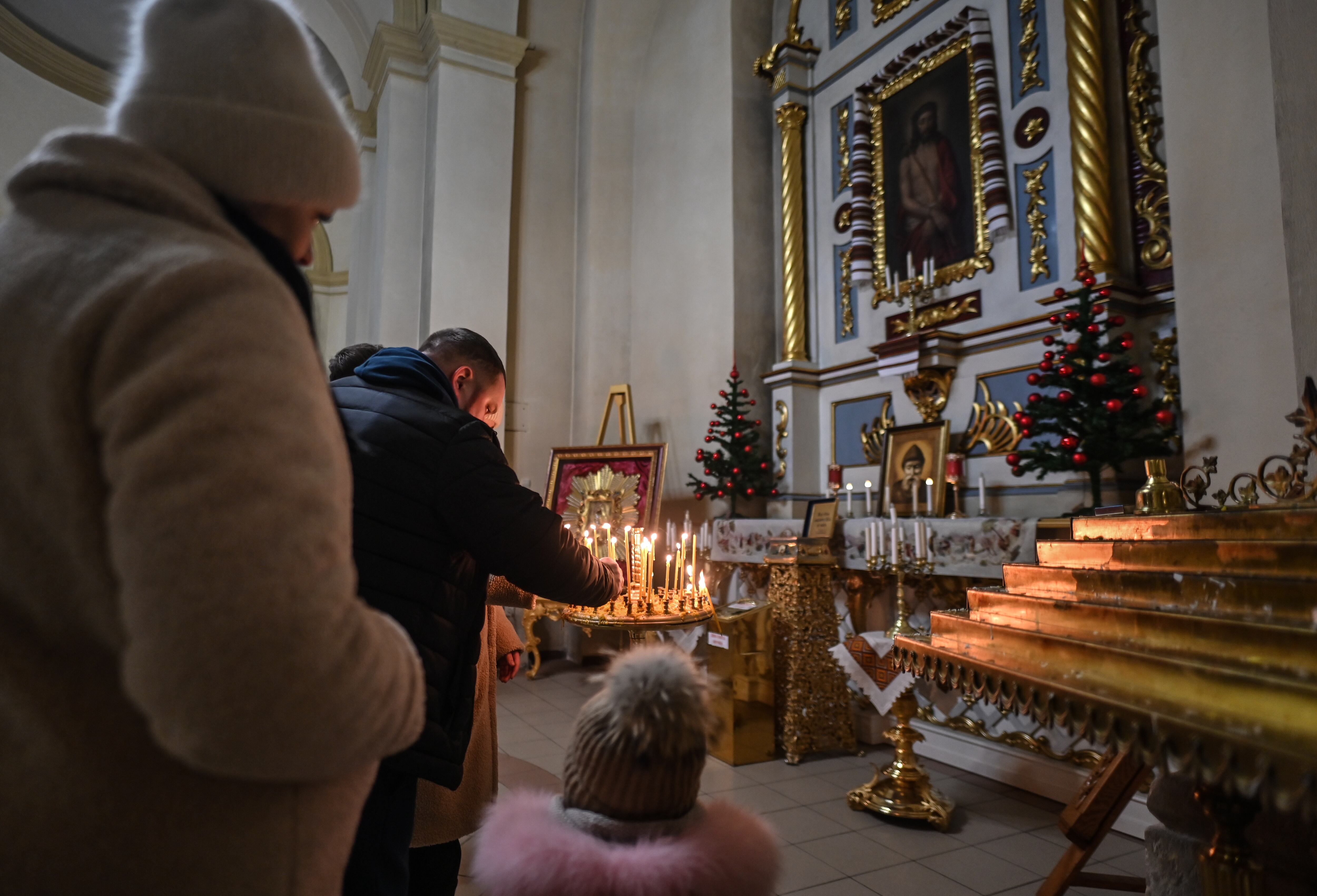 El 8 de enero no es un día festivo en Ucrania, pero las iglesias de el calendario antiguo recuerda a los santos en este día. Muchas personas no trabajan y se quedan con sus familias o se reúnen con amigos y asisten a diversos eventos religiosos o culturales en la ciudad.