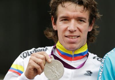 El corredor Rigoberto Urán celebra la consecución de la medalla de plata en la prueba de ciclismo en ruta de los Juegos Olímpicos 2012 de Londres.