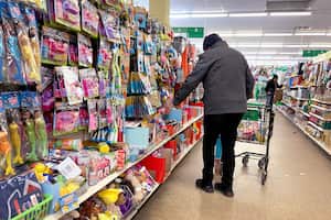 Los clientes compran en una tienda Dollar Tree el 4 de marzo de 2021 en Chicago, Illinois. Dollar Tree dijo que abrirá 600 nuevas tiendas este año, 400 bajo el nombre Dollar Tree y 200 bajo el nombre Family Dollar, que también es propiedad de la empresa.