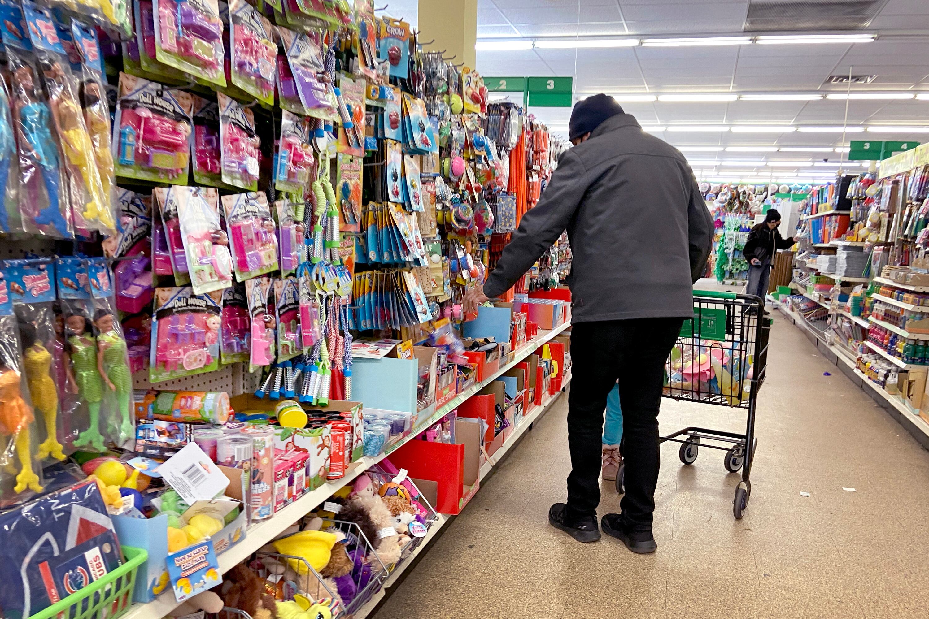 Los clientes compran en una tienda Dollar Tree el 4 de marzo de 2021 en Chicago, Illinois. Dollar Tree dijo que abrirá 600 nuevas tiendas este año, 400 bajo el nombre Dollar Tree y 200 bajo el nombre Family Dollar, que también es propiedad de la empresa.